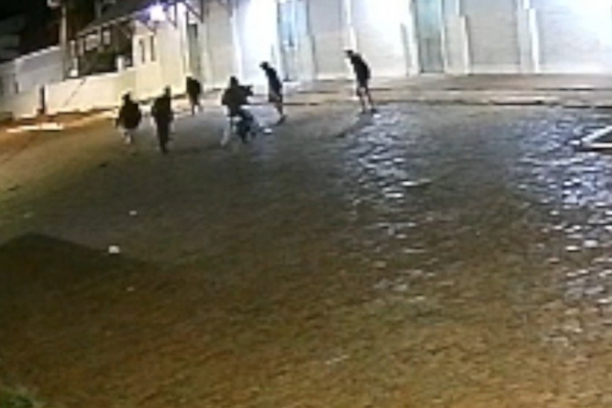 VÍDEO: jovem espancado por 7 pessoas disse que foi atacado após beijar outro rapaz