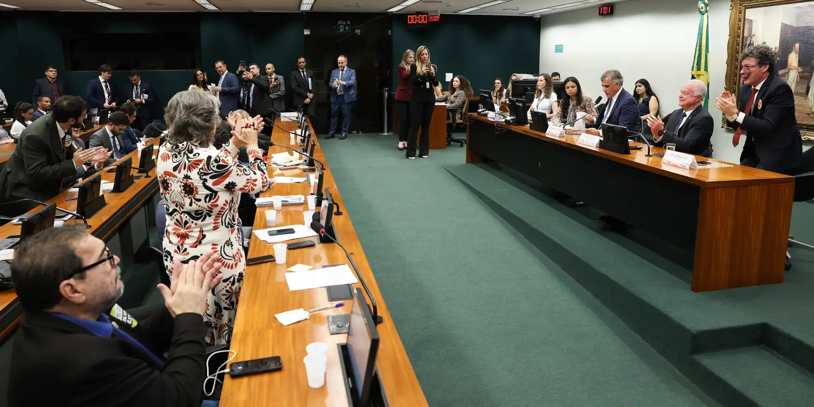 CCJ aprova admissibilidade de propostas para acabar com a escala 6x1