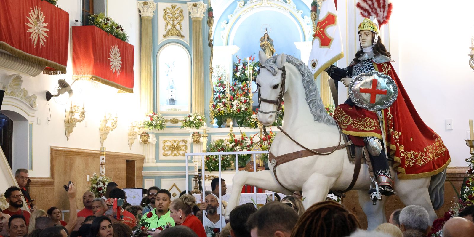 Devotos se reúnem no Rio para festejar o dia de São Jorge