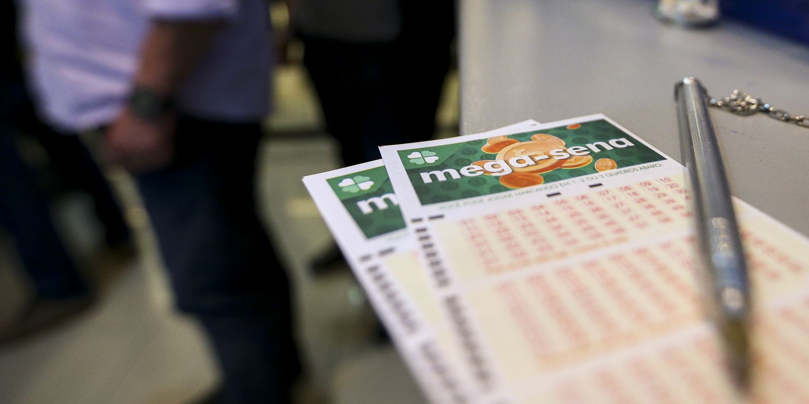 Mega-Sena acumula e pode pagar R$ 100 milhões neste sábado