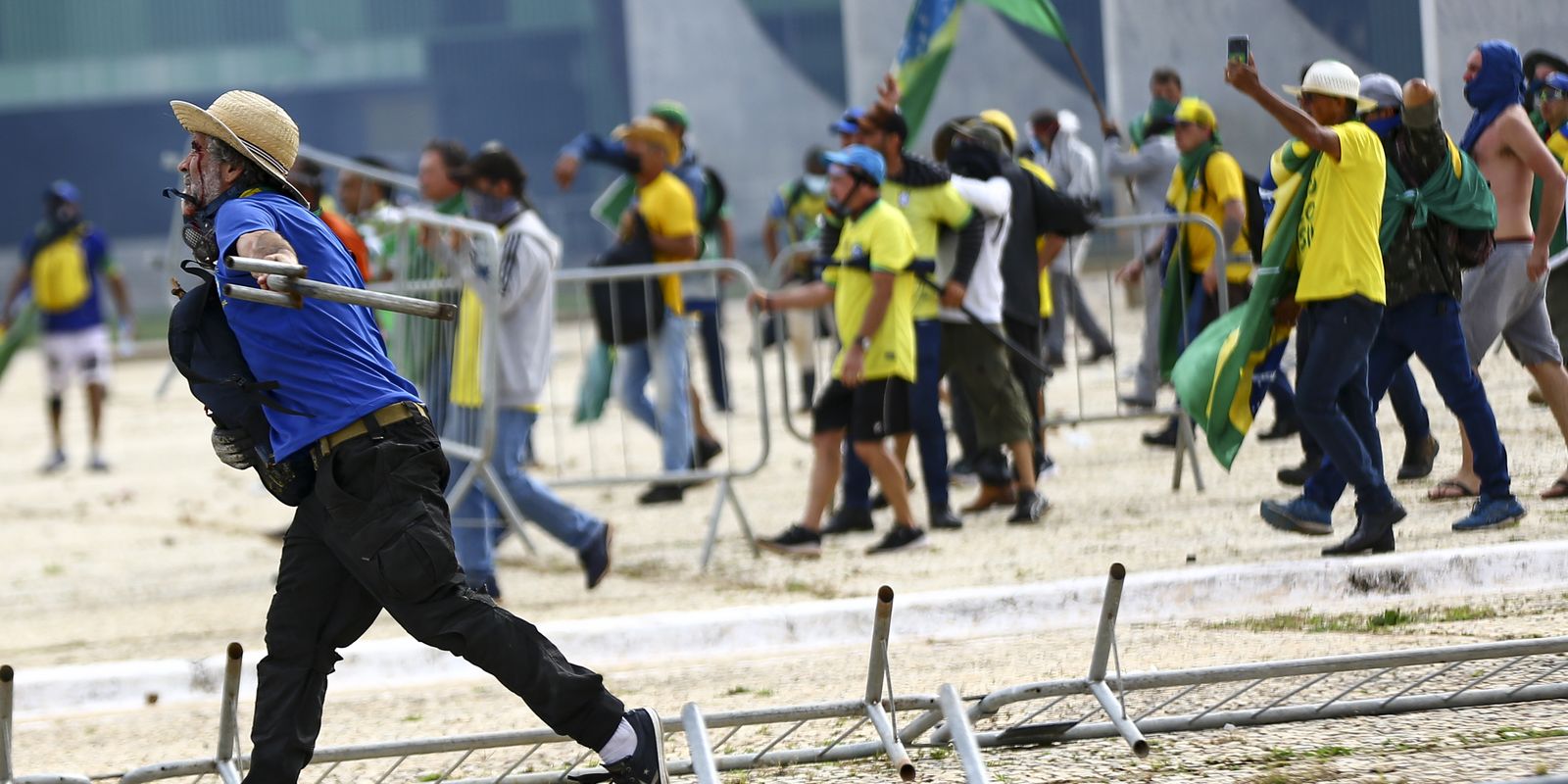 Grupos da sociedade civil repudiam anulação de veto sobre penas para atos golpistas