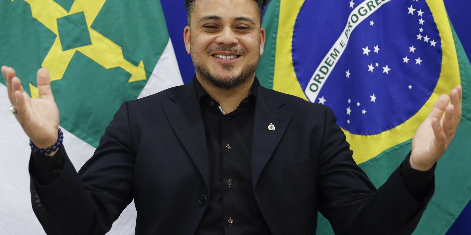Adotado na Holanda, cantor busca retornar às suas raízes brasileiras