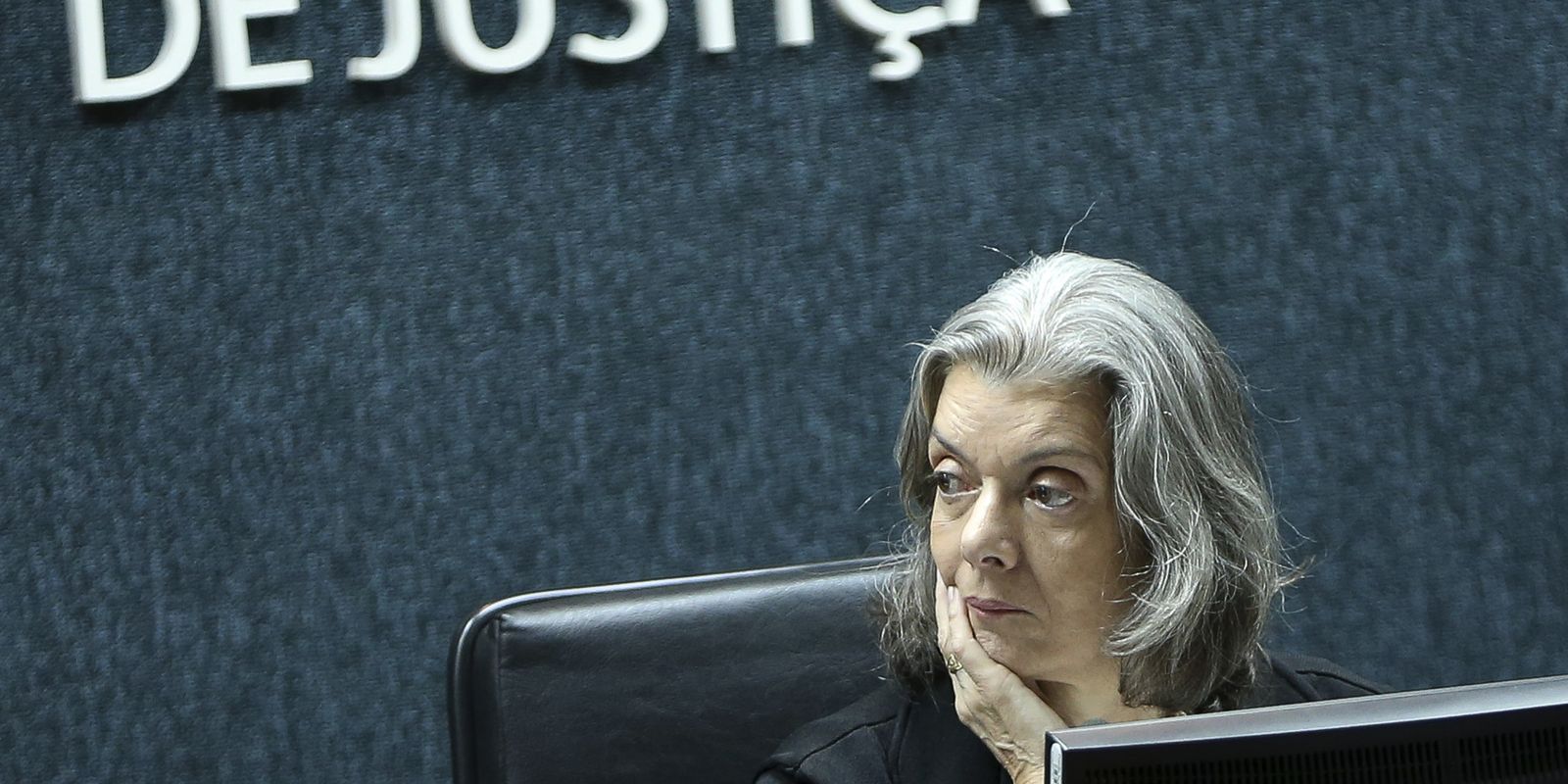 Cármen Lúcia vota contra flexibilização da Lei da Ficha Limpa
