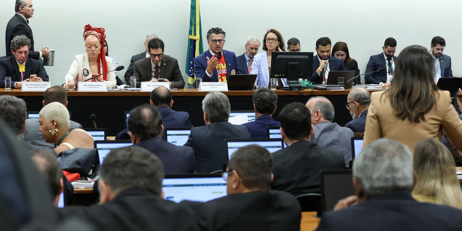 Centrão tenta barrar transição de 60 dias para o fim da escala 6x1