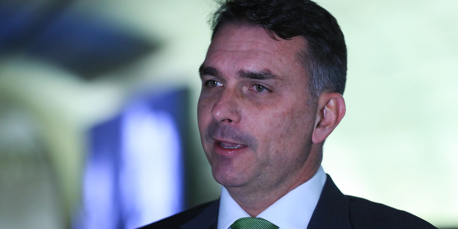 Deputados exigem apuração sobre ligação de Flávio Bolsonaro e Daniel Vorcaro