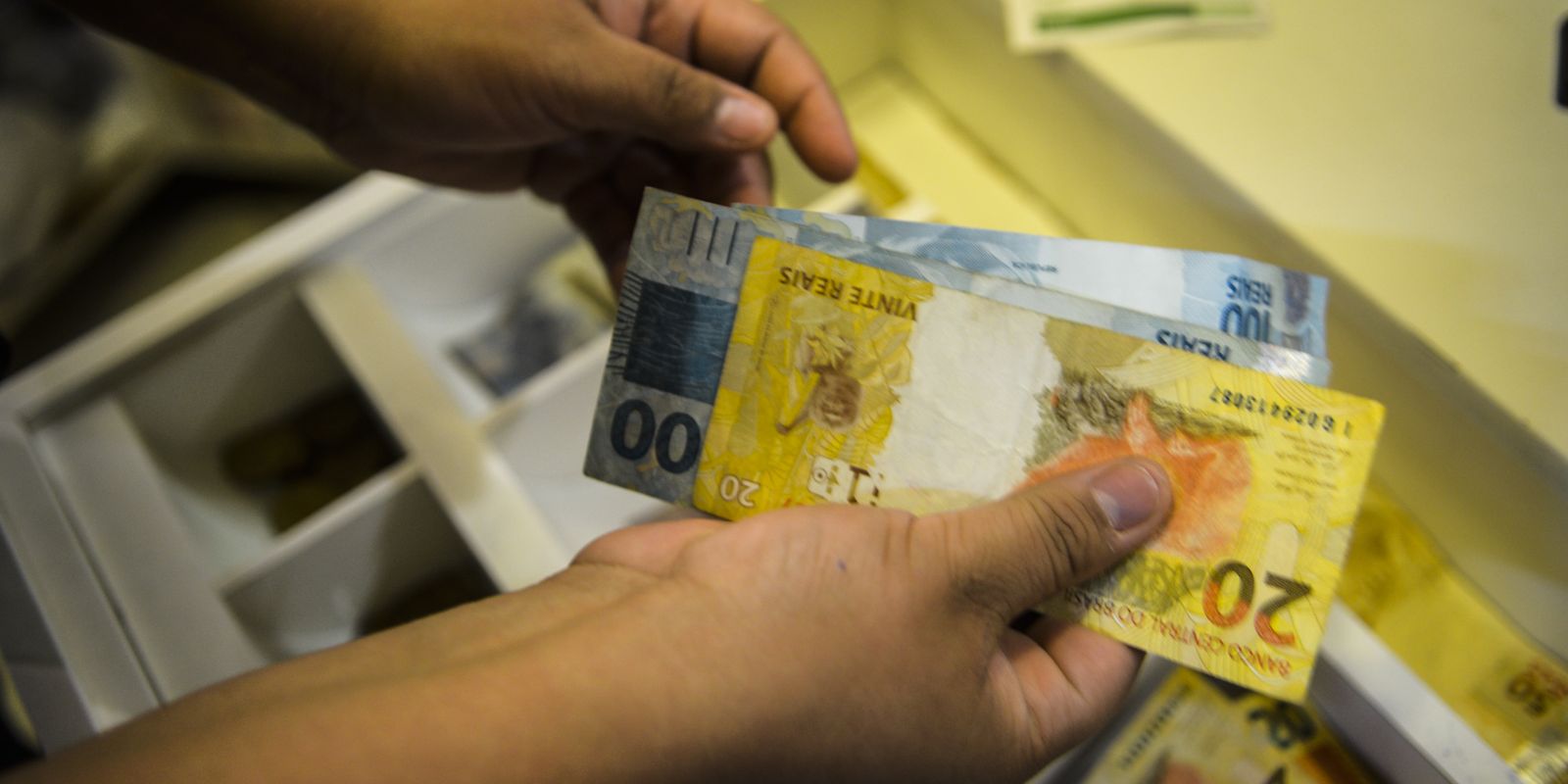 Rendimento médio do trabalhador atinge recorde no Distrito Federal e em 15 estados