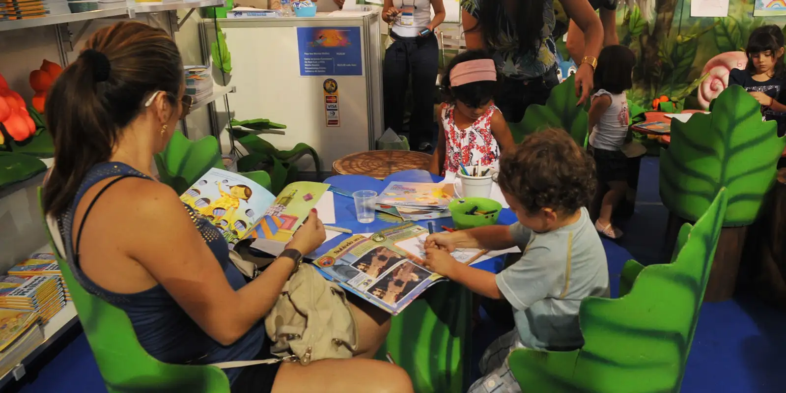 Estudo da OCDE aponta que a maioria das famílias brasileiras raramente lê para crianças pequenas