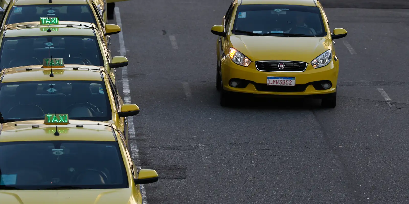 Medida provisória libera R$ 30 bilhões para compra de veículos por taxistas e motoristas de aplicativo