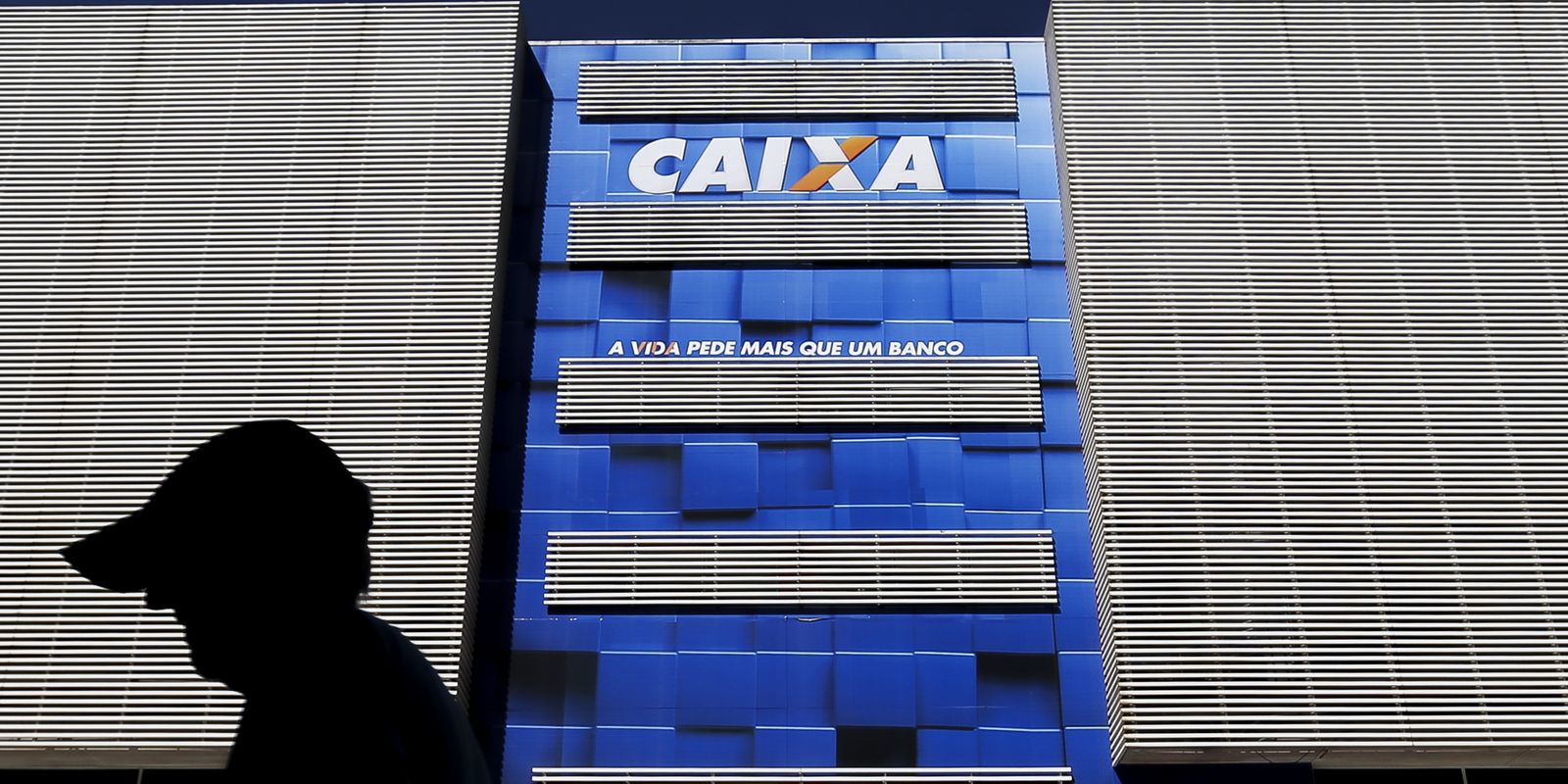 Lucro da Caixa recua 34% no primeiro trimestre por novas diretrizes do Banco Central