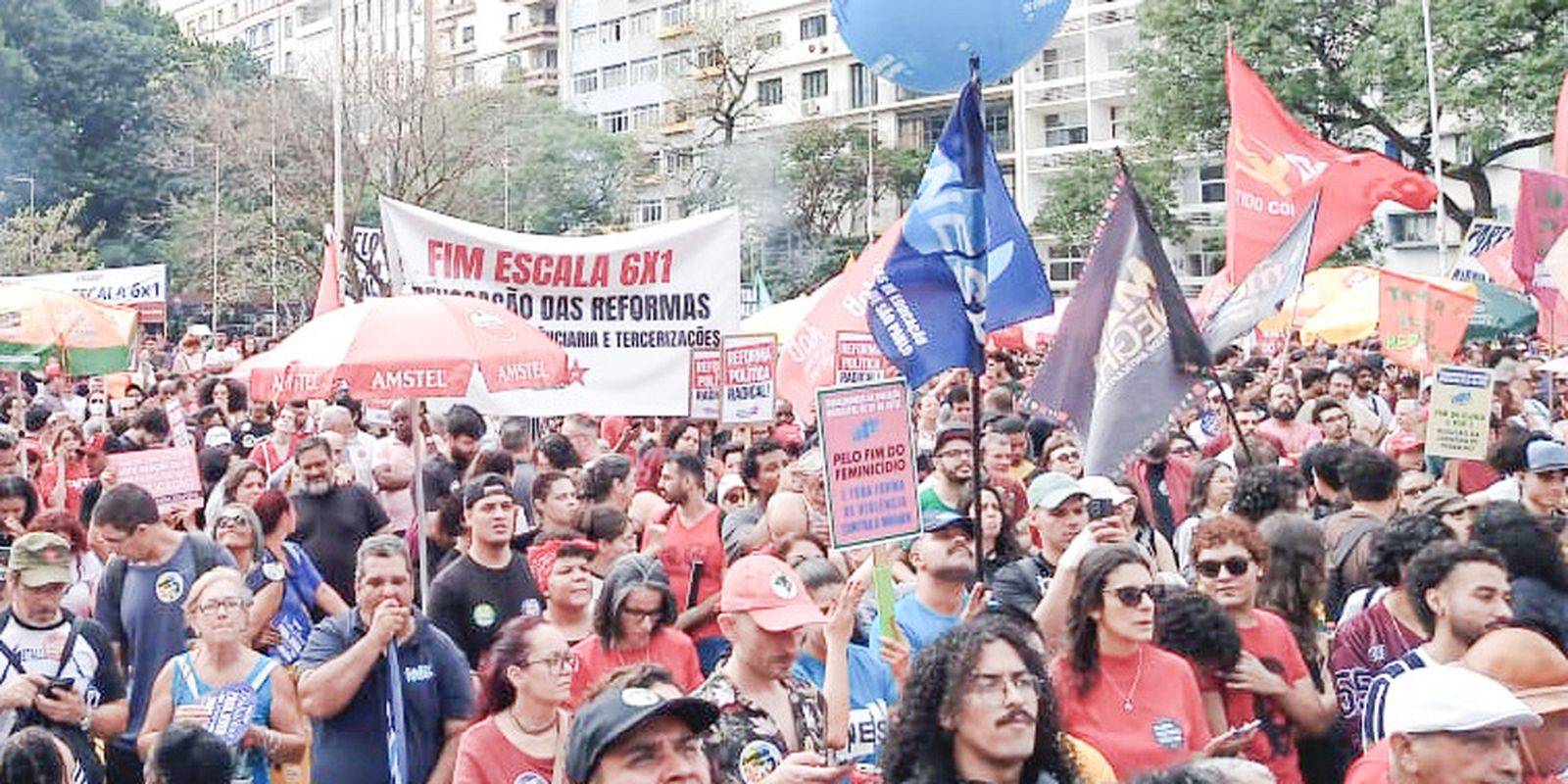 Manifestação em São Paulo exige fim da escala 6x1 e ações contra o feminicídio