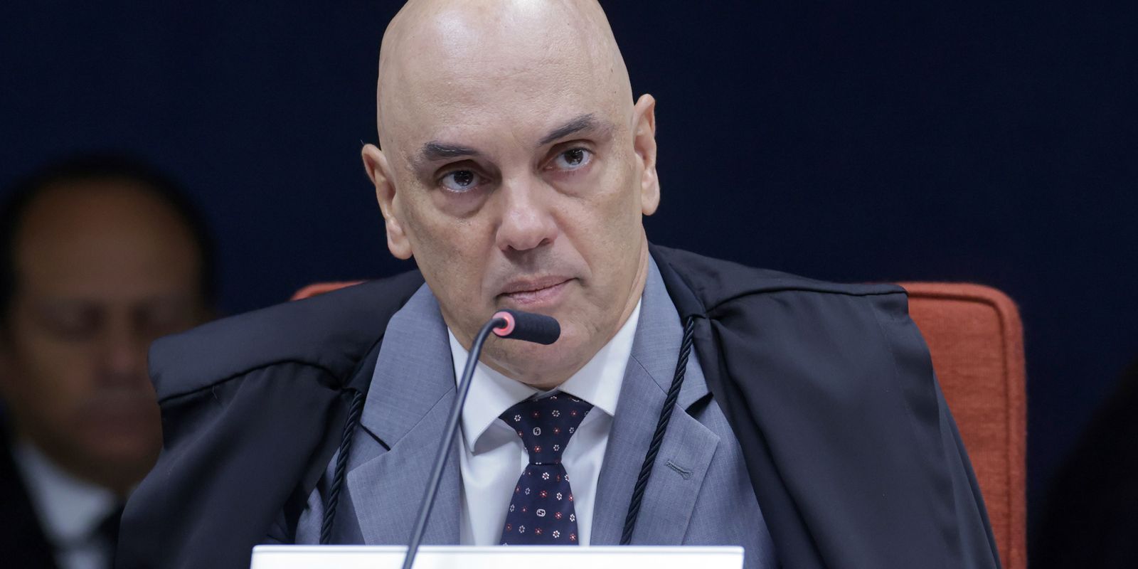 Moraes solicita parecer da PGR sobre inclusão de Jair e Flávio em investigação