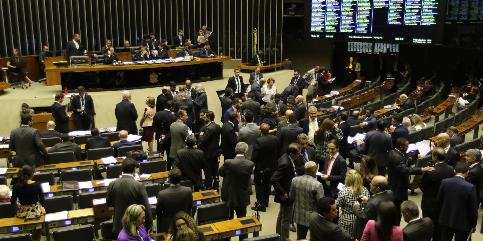 Congresso permite que cidades com dívidas recebam verbas federais