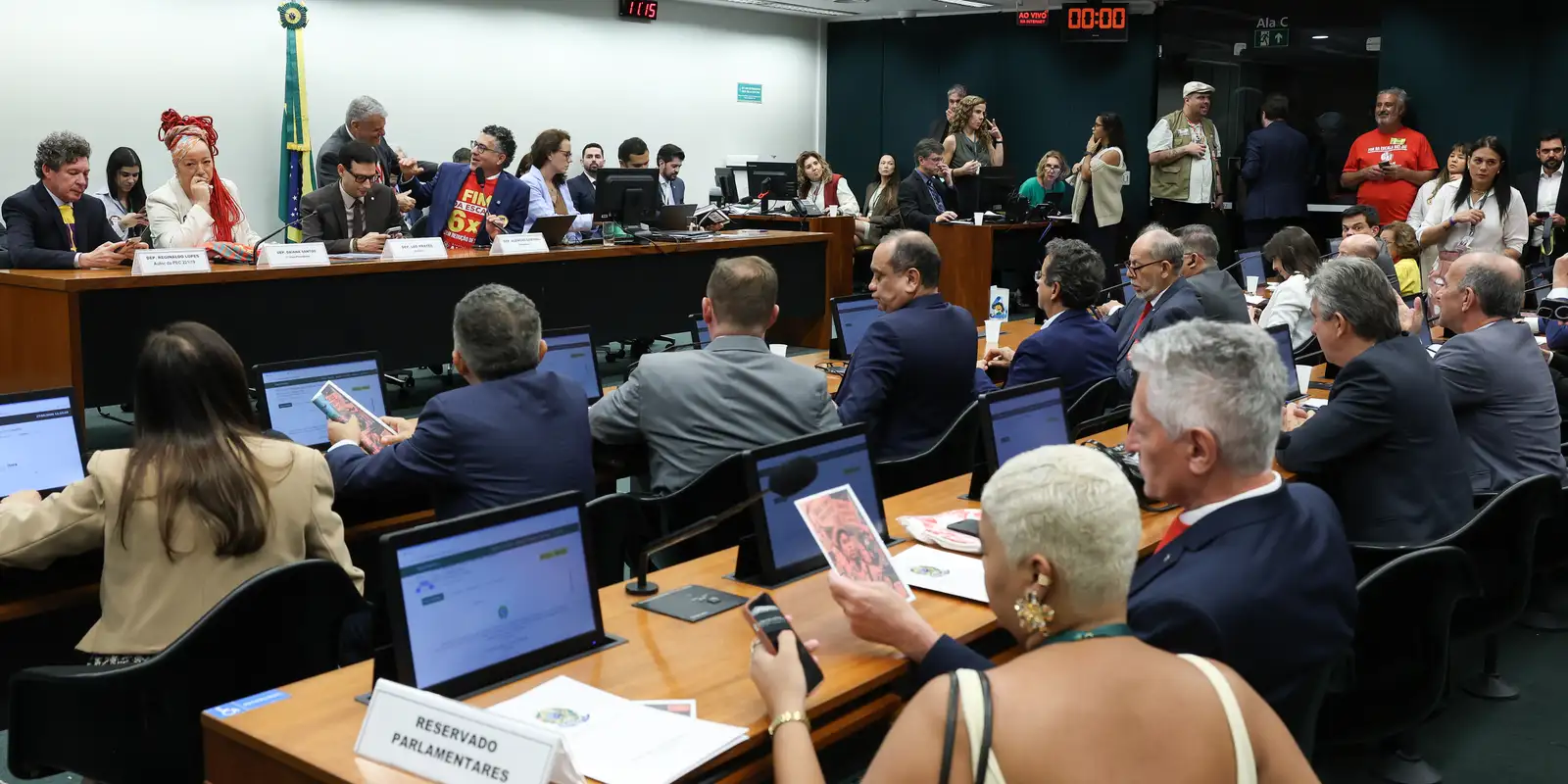 Oposição critica PEC sobre o fim da escala 6x1 em debate na comissão