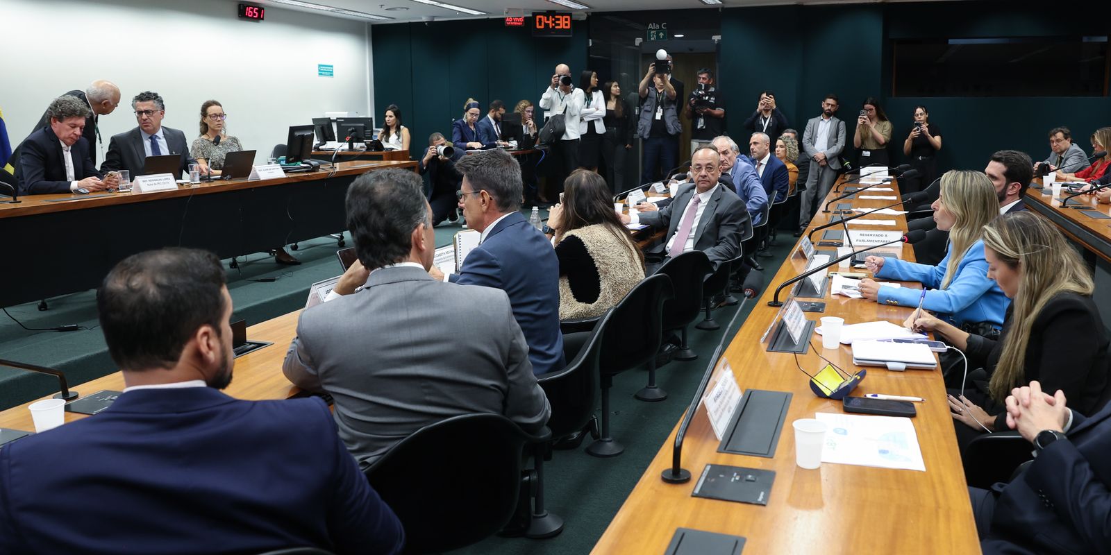Adiamento da votação da PEC que busca o fim da jornada 6x1