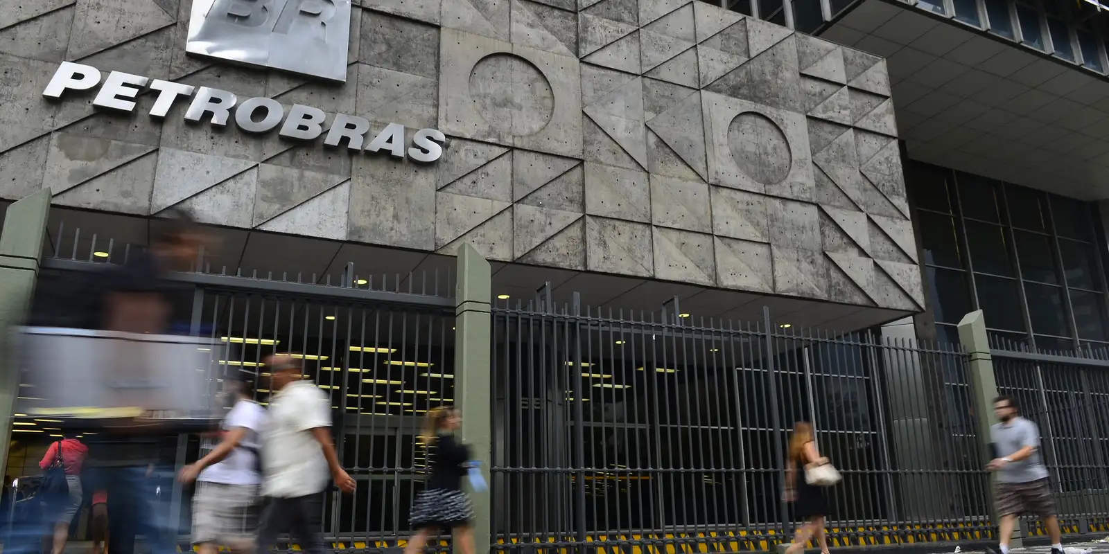 Petrobras anuncia elevação de R$ 0,04 no valor da gasolina para distribuidoras