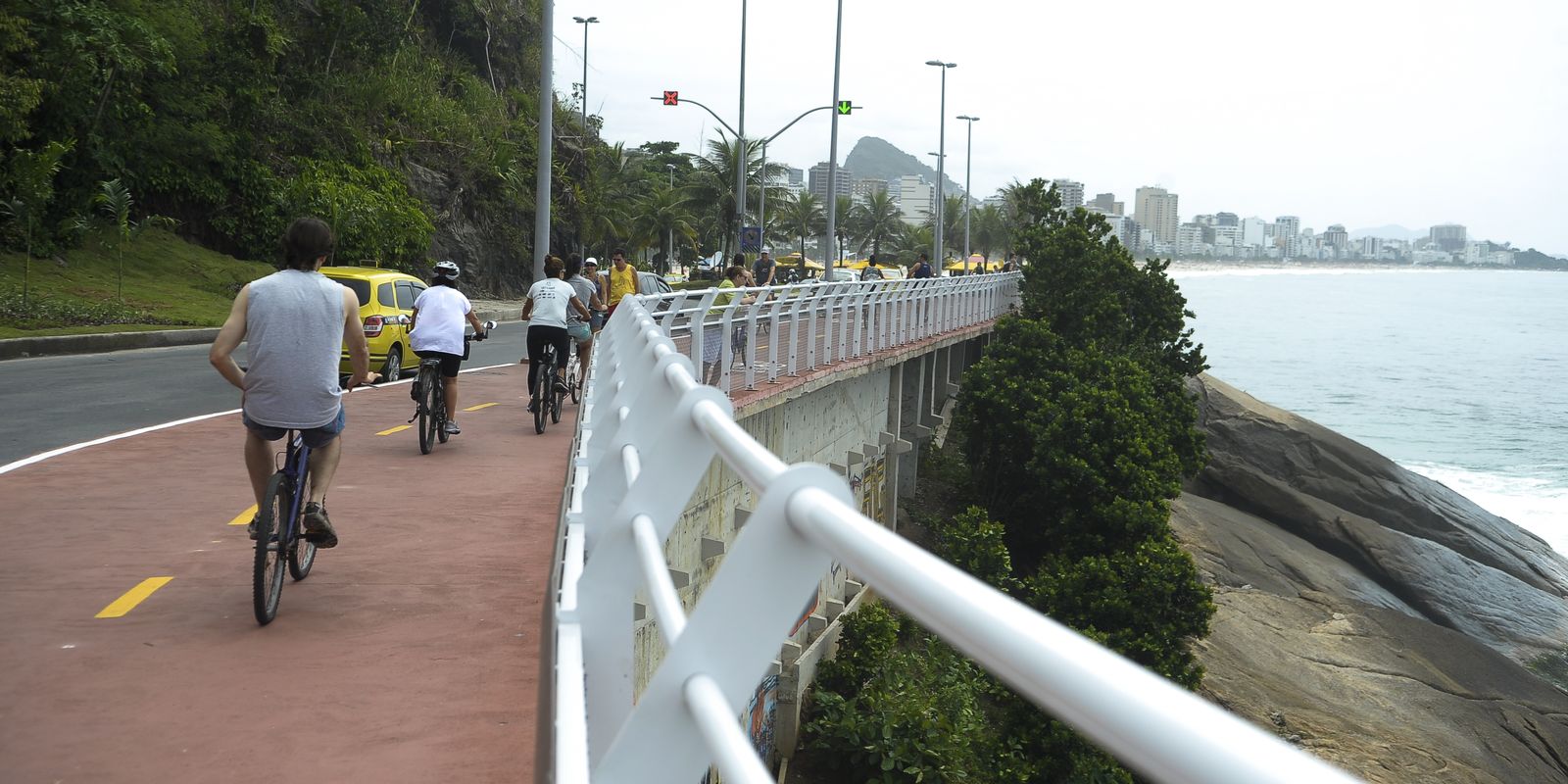 Ciclovia Tim Maia é interditada no Rio de Janeiro devido a ondas de dois metros