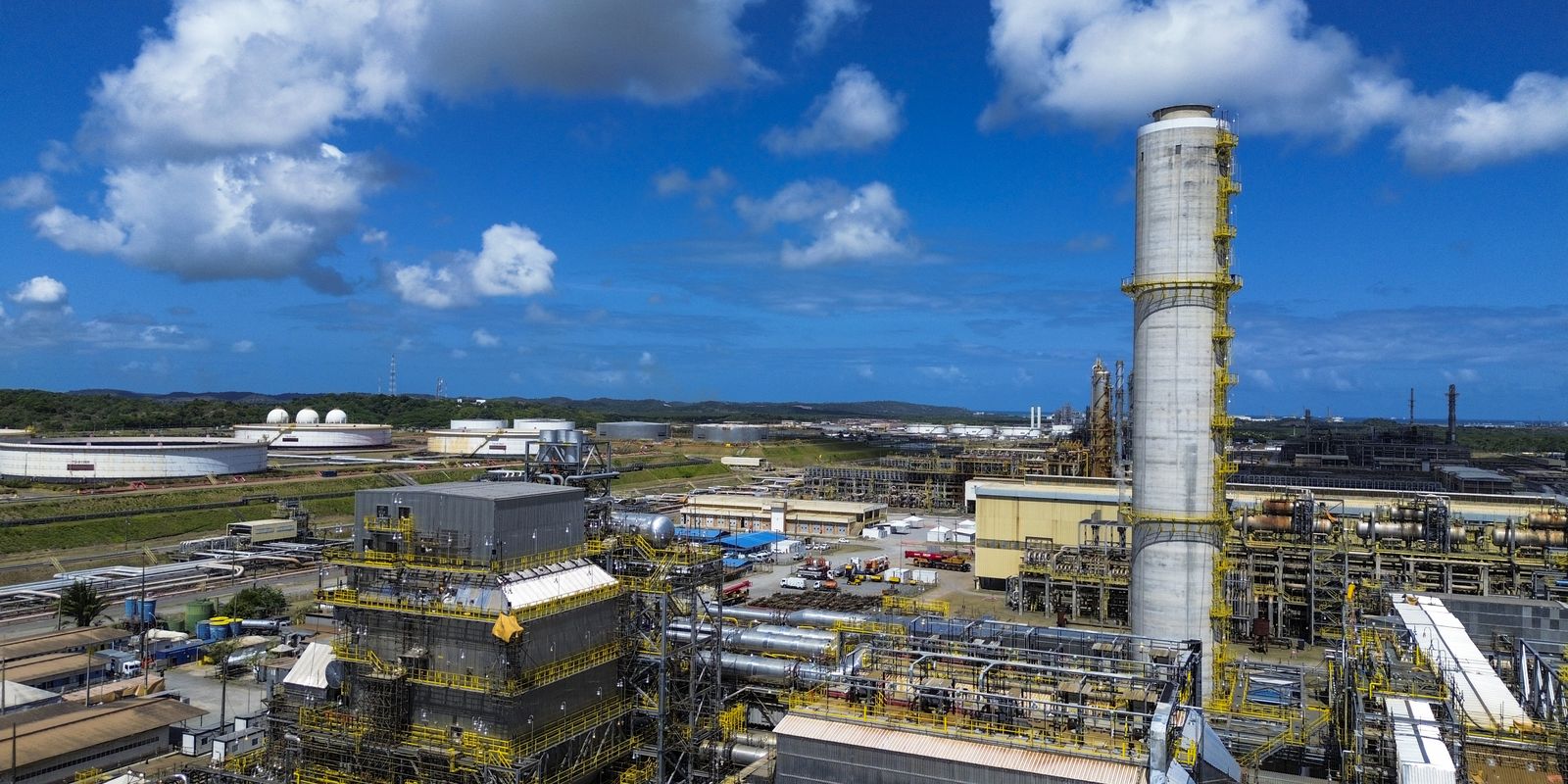 Refinarias da Petrobras ultrapassam 100% da capacidade de operação; entenda o fenômeno