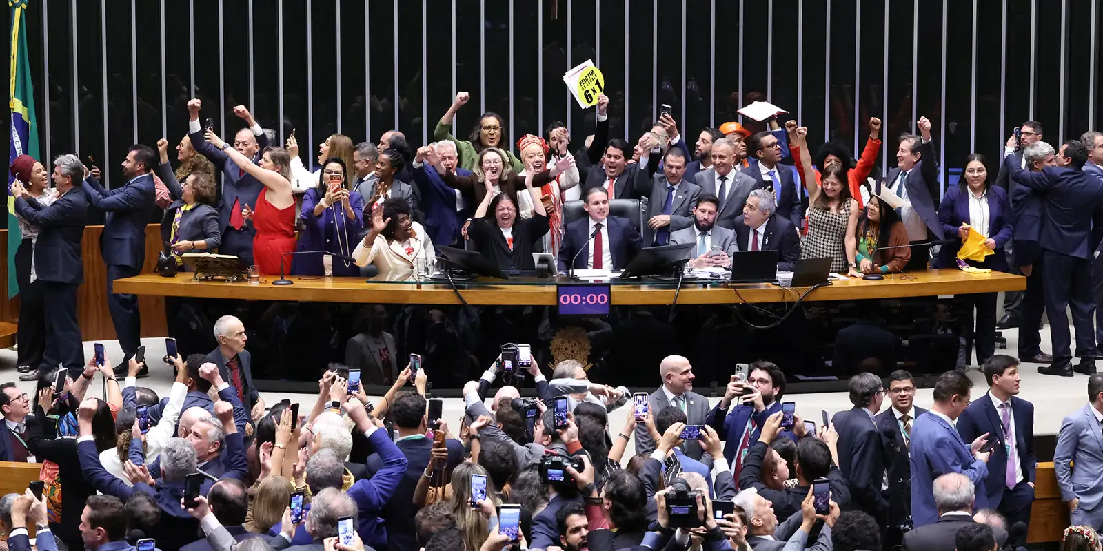 Deputados aprovam PEC que encerra escala 6x1