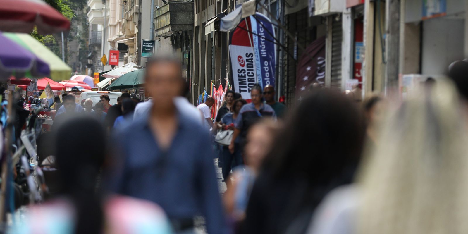 Desocupação entre pretos é 55% superior à de brancos, aponta IBGE