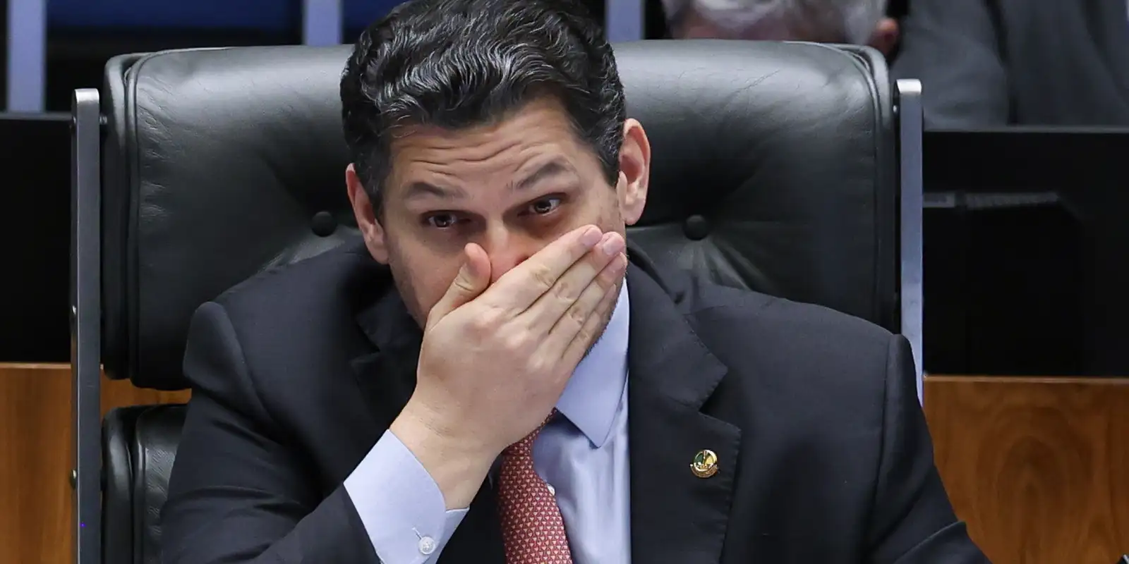 Alcolumbre mantém silêncio sobre escala 6x1 enquanto oposição busca mantê-la
