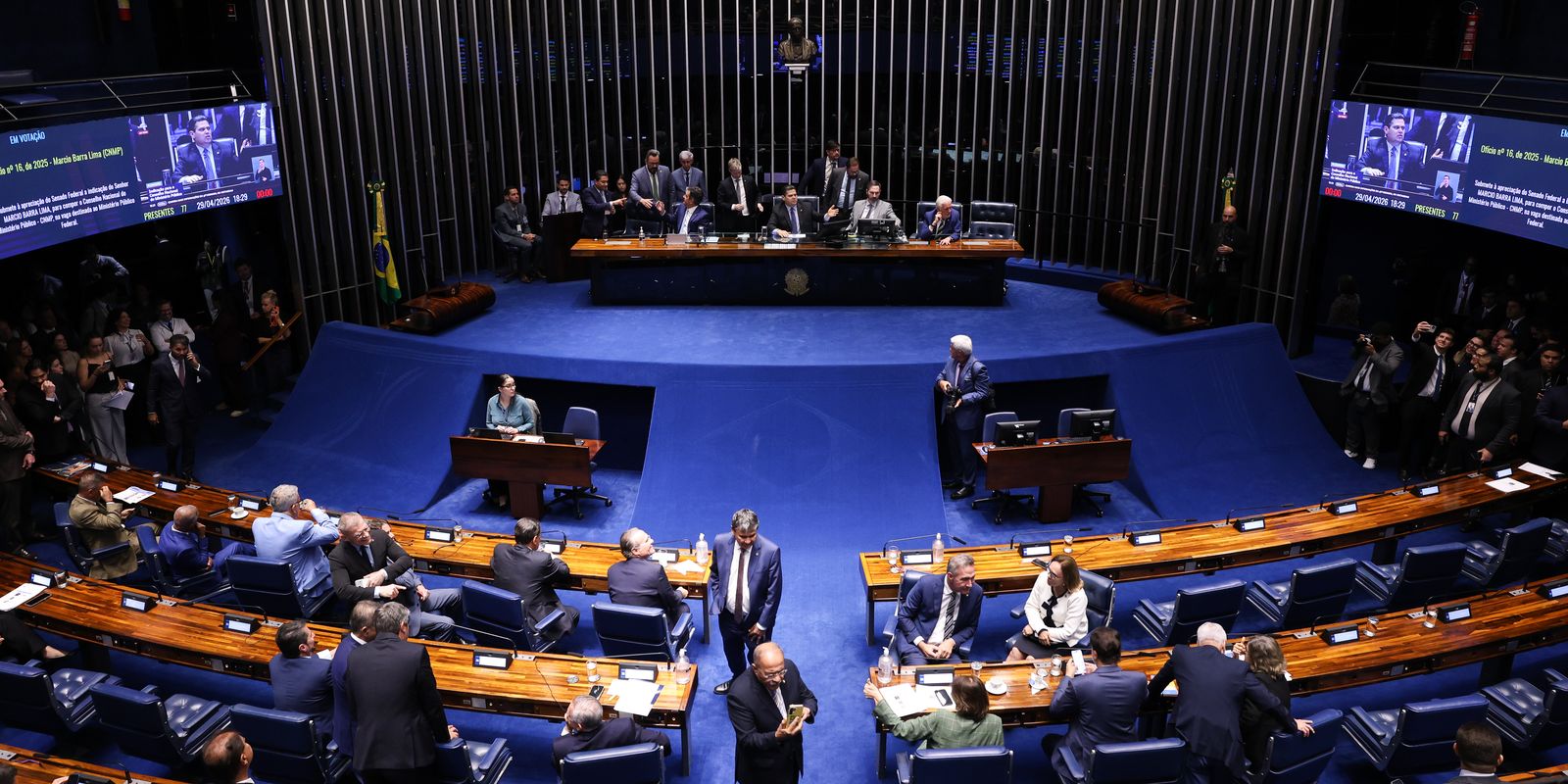 Alcolumbre adia discussão de PEC que visa acabar com escala 6x1 no Senado