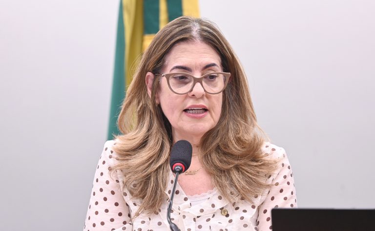 Comissão aprova regras para uniformes e veda vestimentas que violem a dignidade do empregado