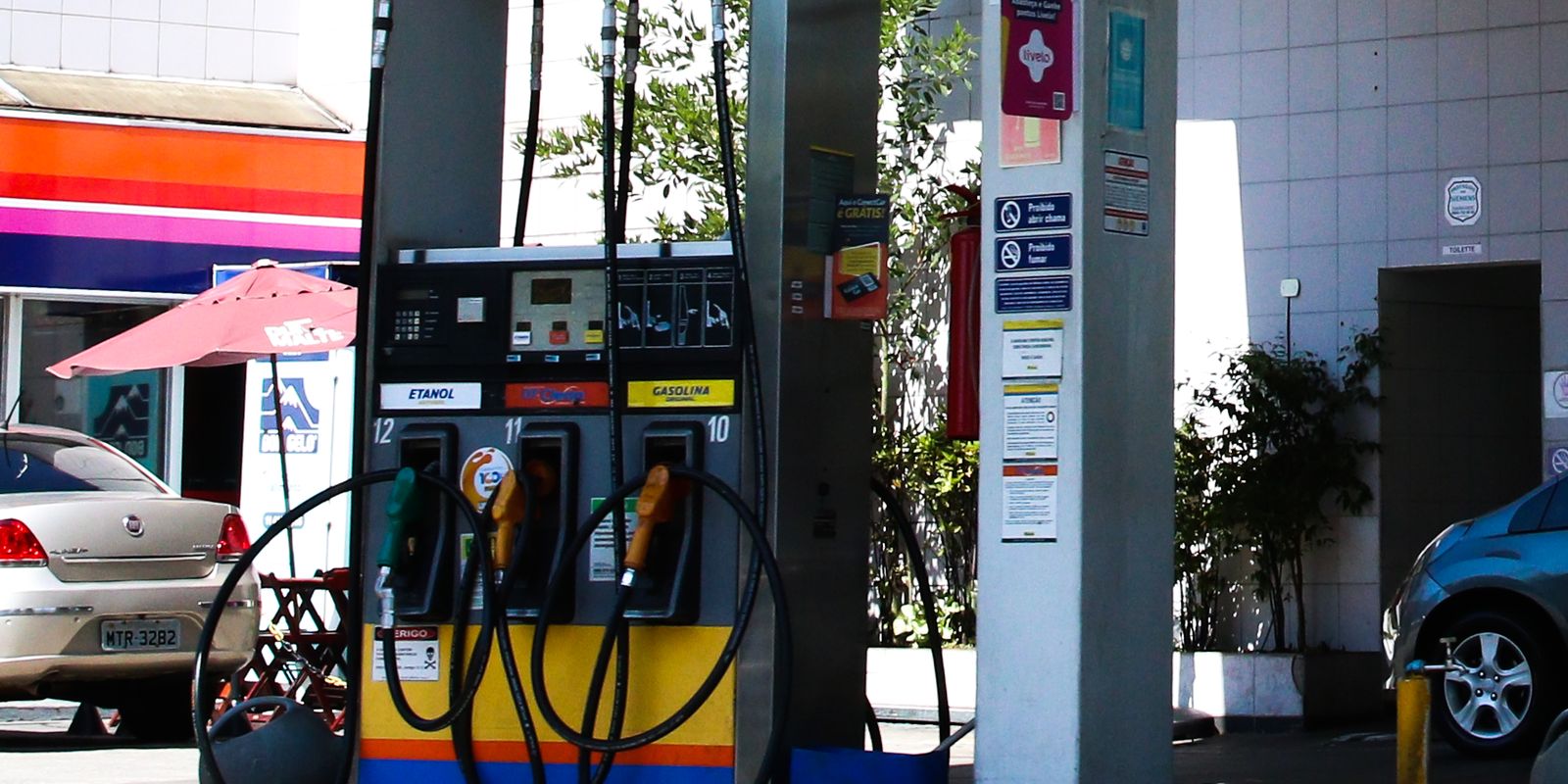 Preço da gasolina recua em maio com impulso da concorrência do etanol e subvenção governamental