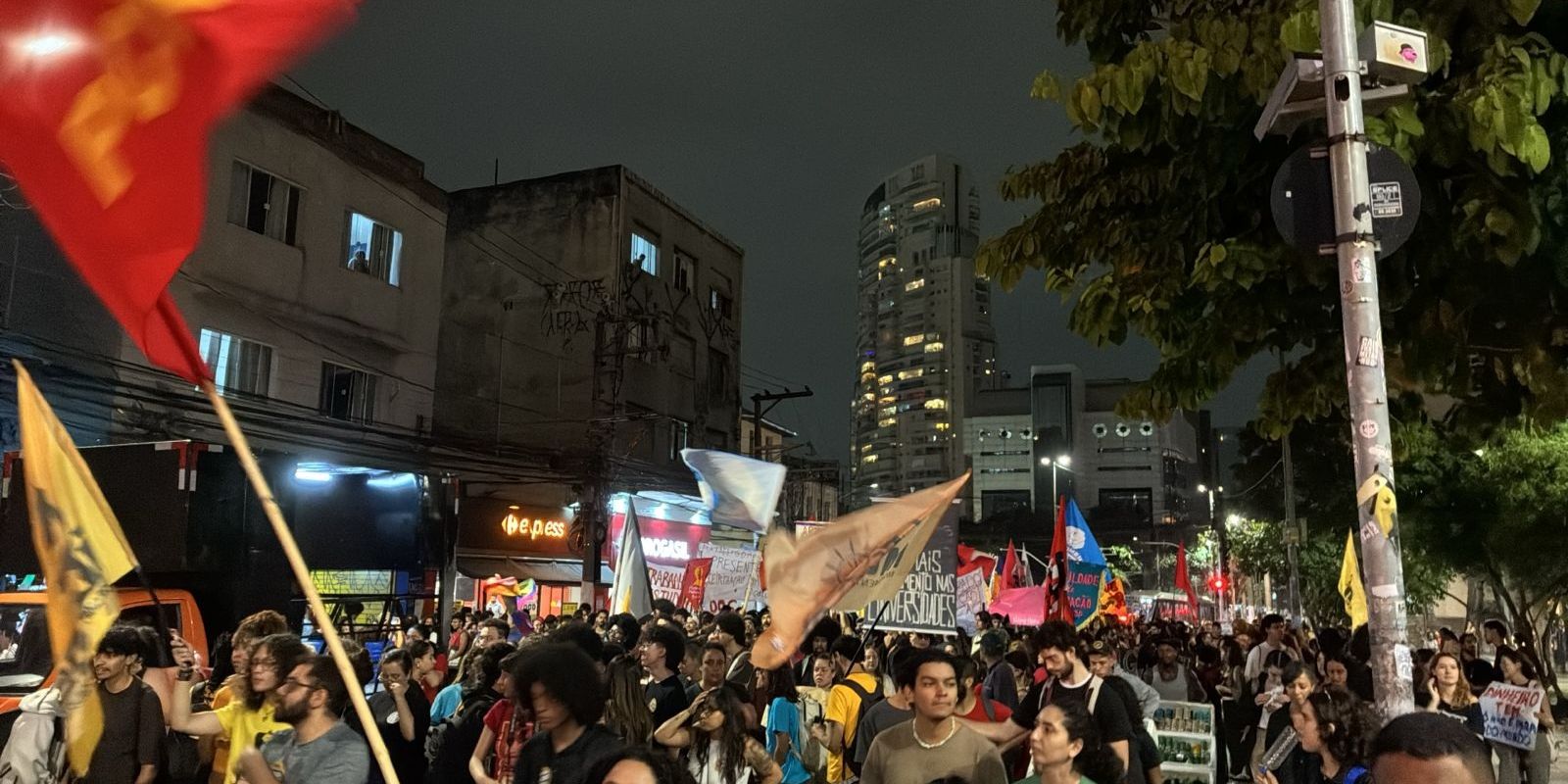 Estudantes de São Paulo protestam contra cortes de recursos em universidades públicas