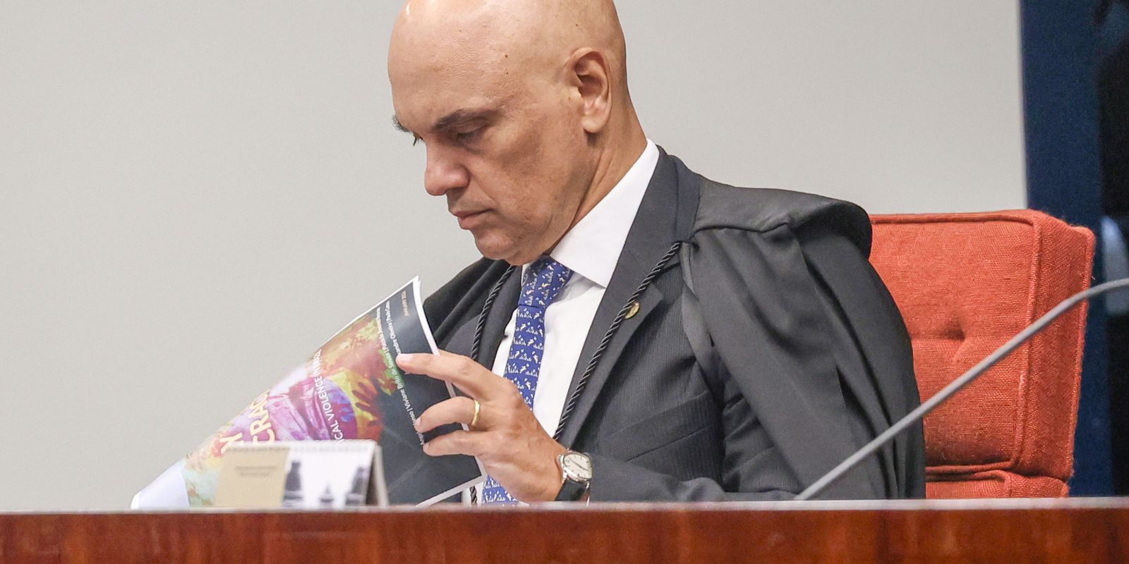 Ministro Moraes concede 24 horas para Bolsonaro esclarecer apreensão de arma