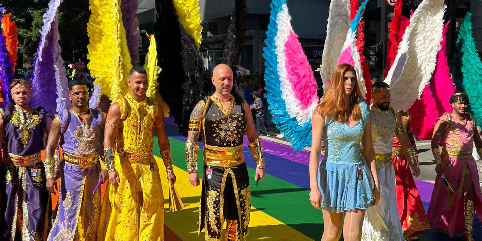 A Parada do Orgulho LGBT+ exibe urna gigante na Avenida Paulista