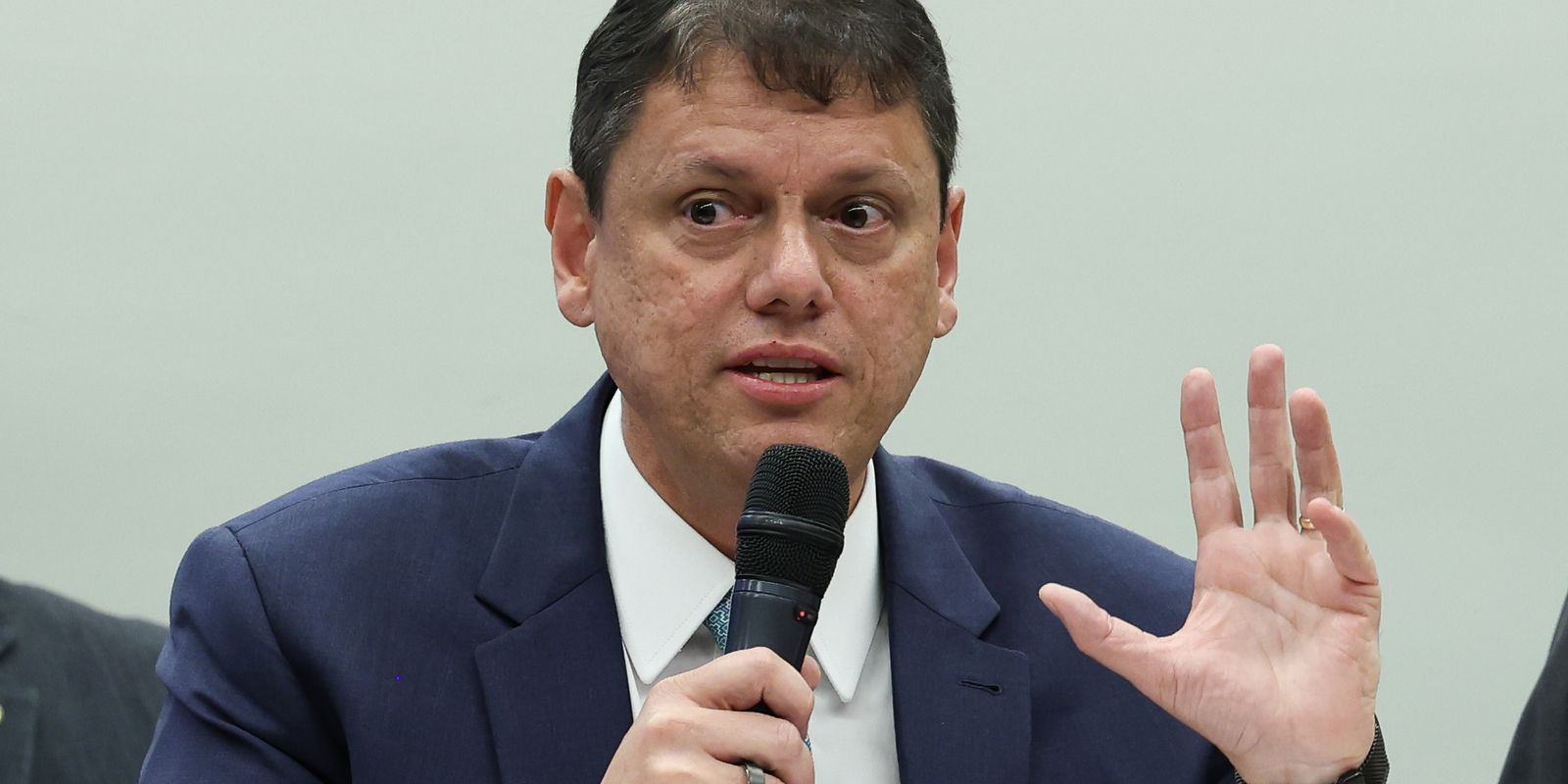 TCE-SP aprova contas de Tarcísio de Freitas com ressalvas, destacando renúncias de receitas