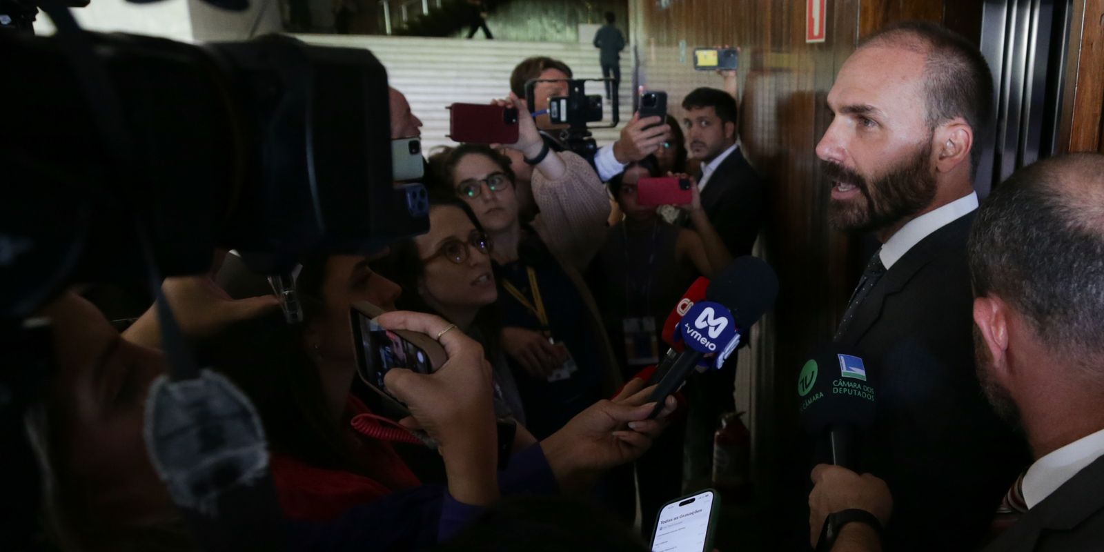 Eduardo Bolsonaro é condenado pelo STF a prisão e inelegibilidade por coação no processo