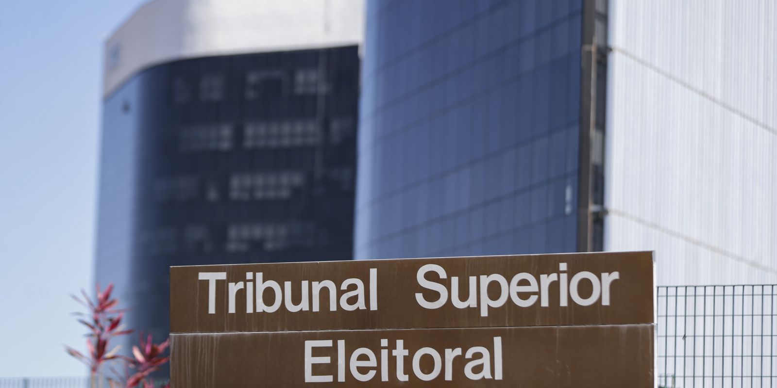 TSE analisará decisão que suspendeu pesquisa eleitoral desfavorável a Flávio Bolsonaro
