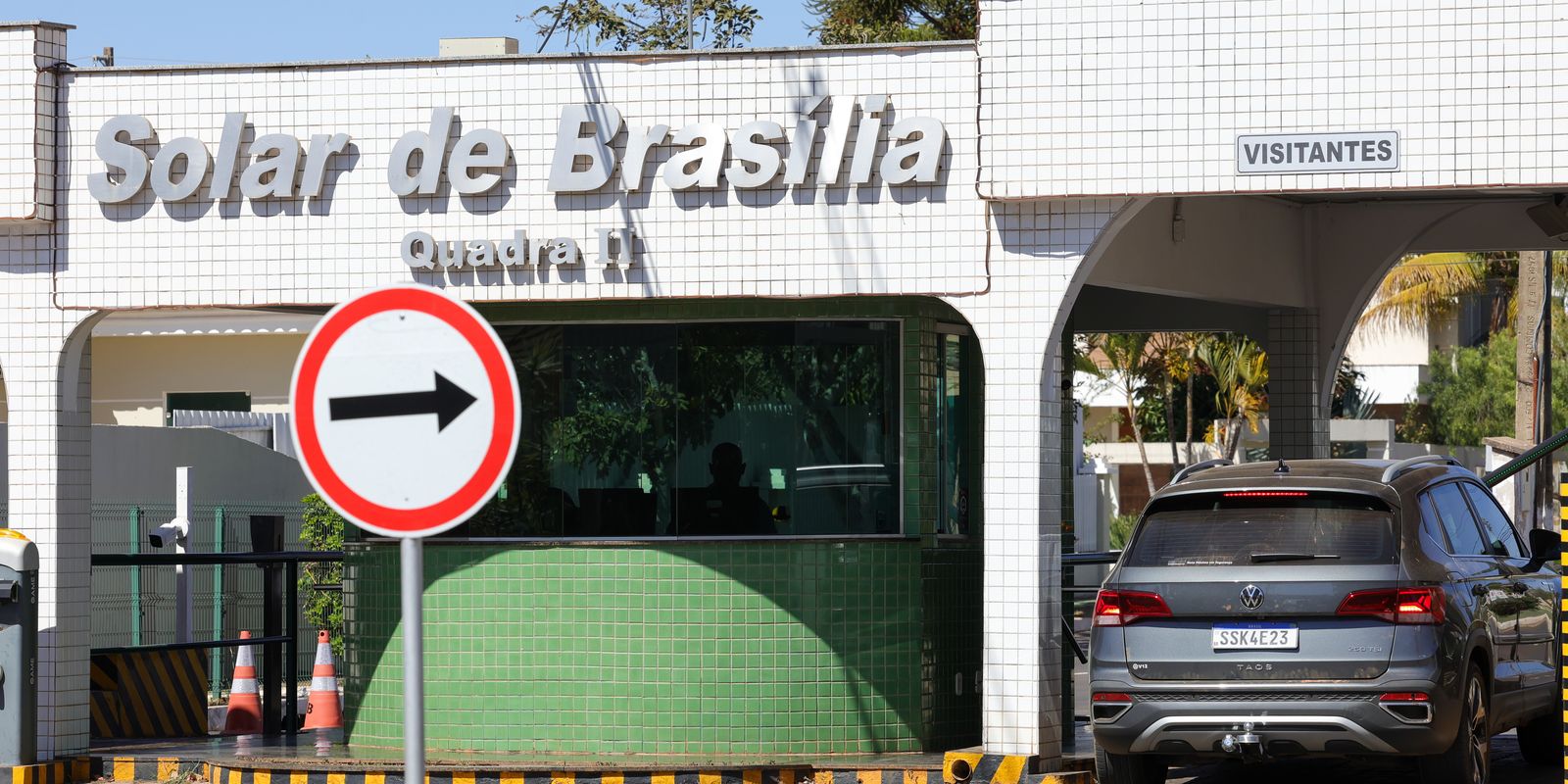 Defesa questiona veto a visitas na prisão domiciliar de Bolsonaro