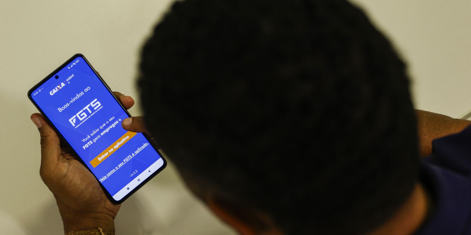 Trabalhadores começam a receber distribuição do lucro do FGTS pago pela Caixa