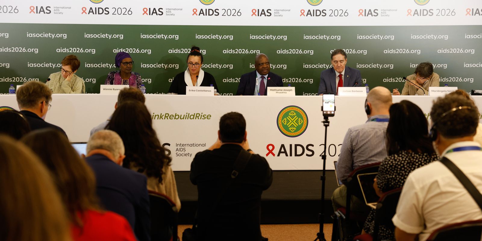 Infecções por HIV atingem menor nível global, mas cortes de verba preocupam