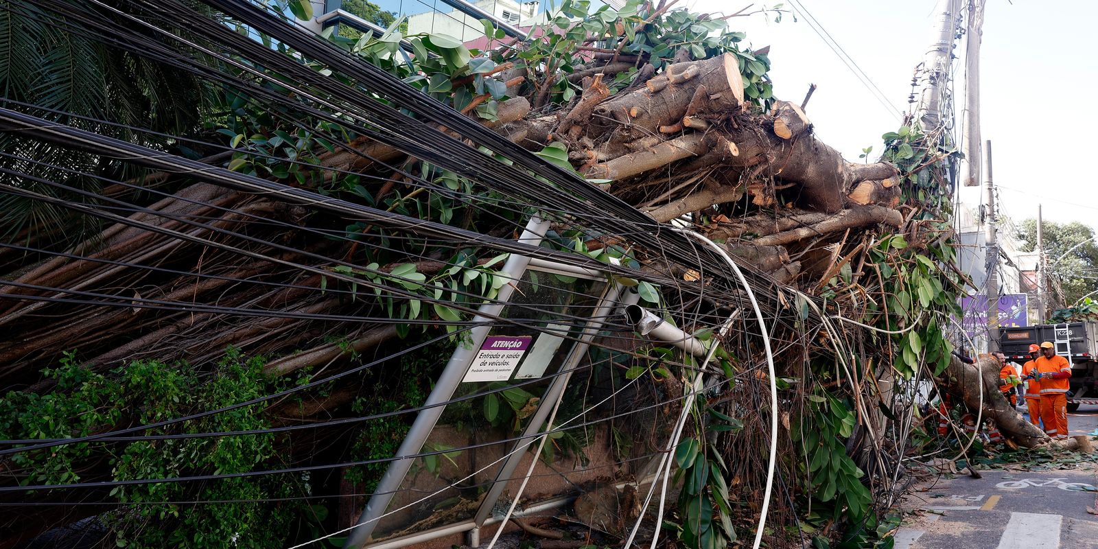 Vendaval deixa mais de 200 mil sem energia no Rio de Janeiro