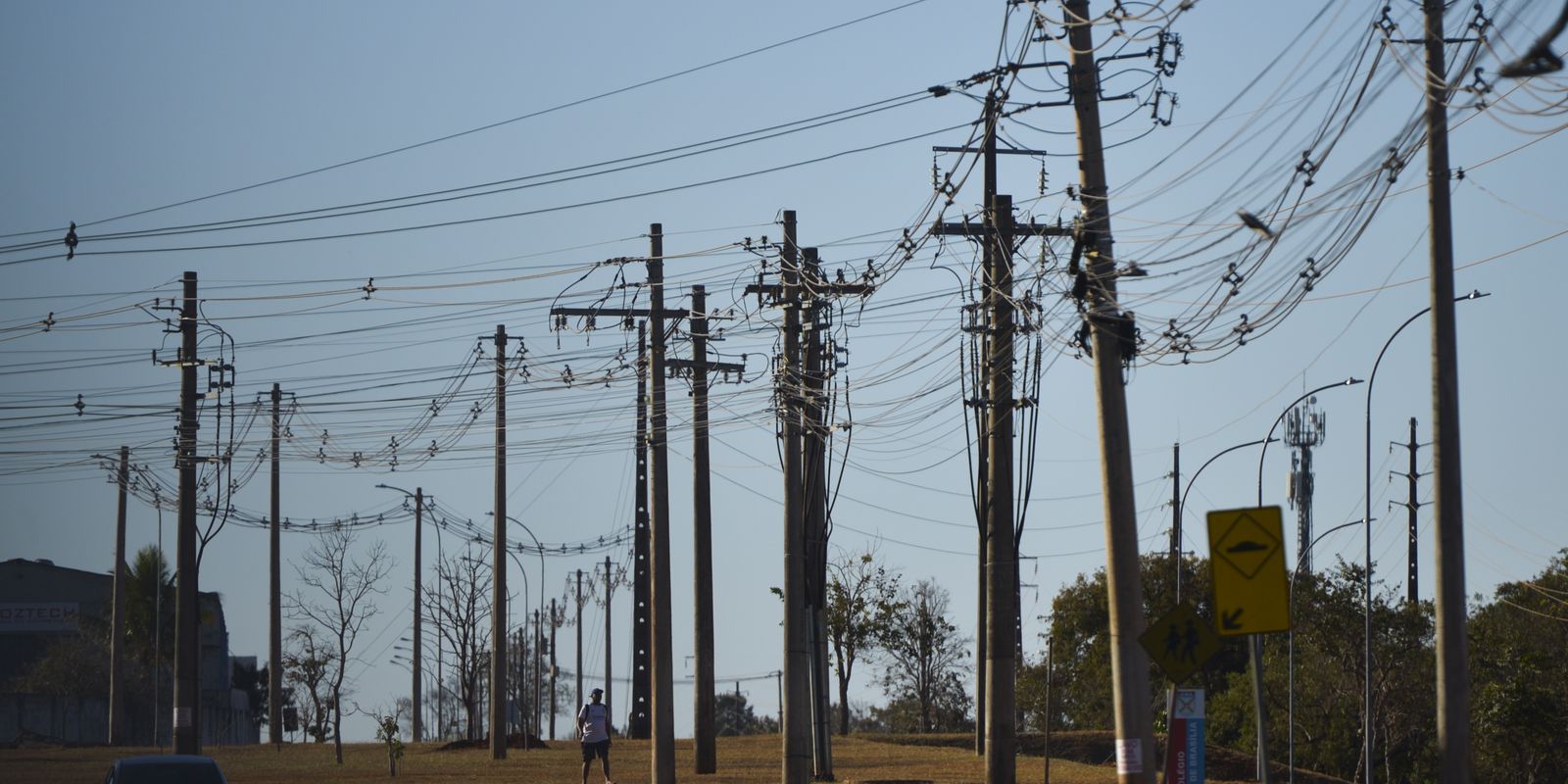 Acidentes com a rede elétrica aumentam no Brasil em 2025, mas óbitos diminuem, revela Abradee