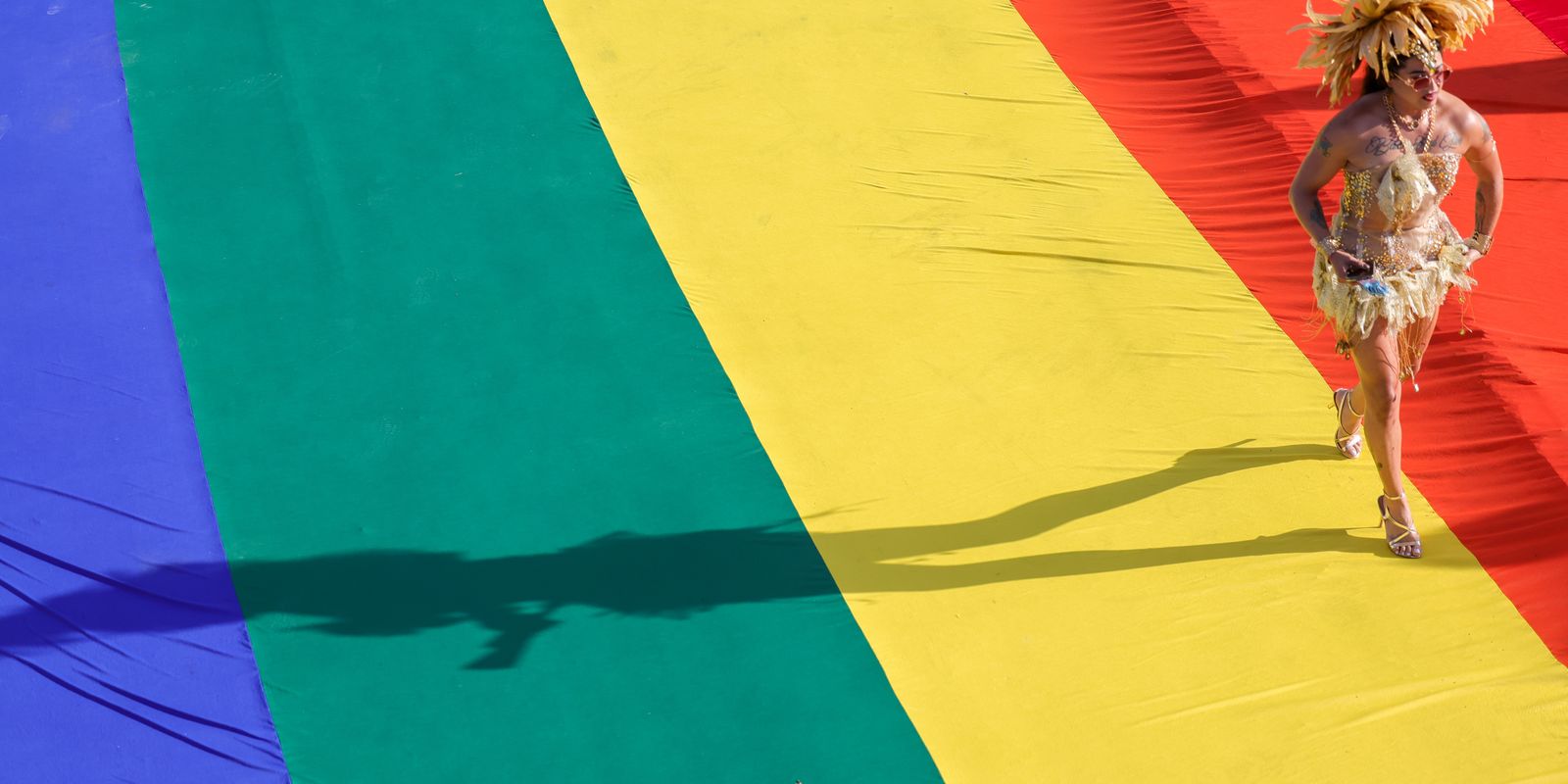 Parada Brasília Orgulho reúne multidão e defende o voto contra a LGBTfobia