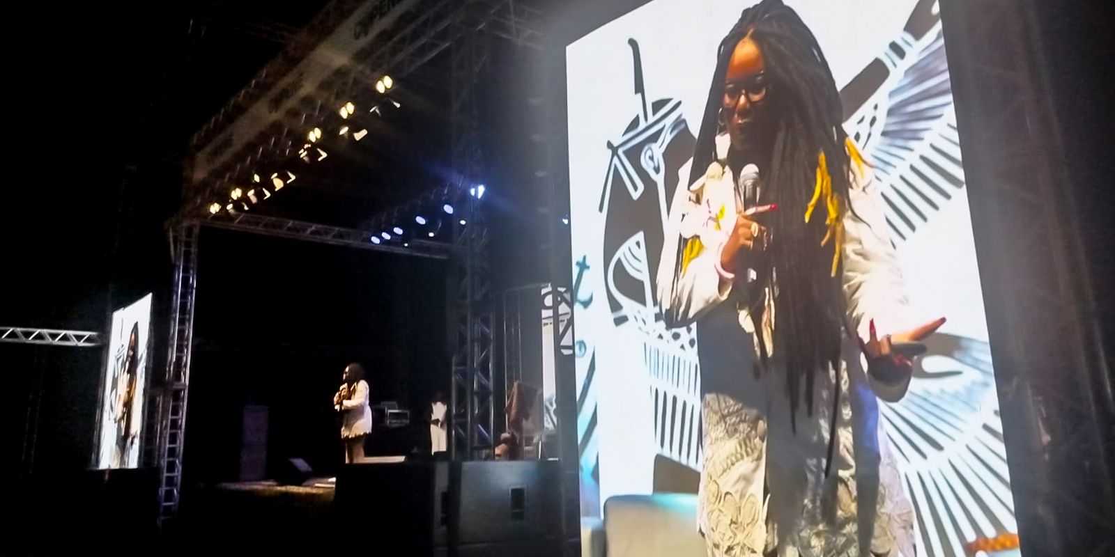 Carla Akotirene critica redução do racismo estrutural a ofensas verbais