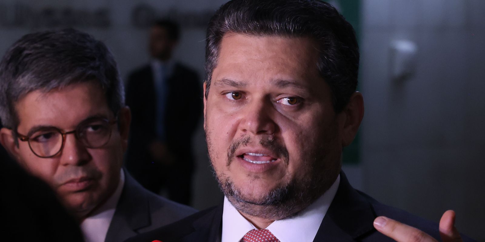 Alcolumbre encaminha a PEC do fim da escala 6x1 para análise na CCJ