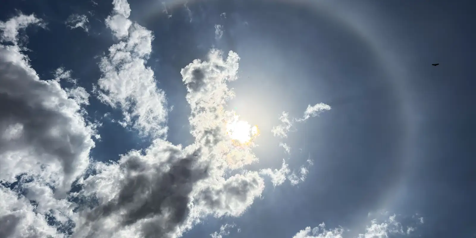Halo solar no Centro-Oeste impressiona moradores mas não indica chuva