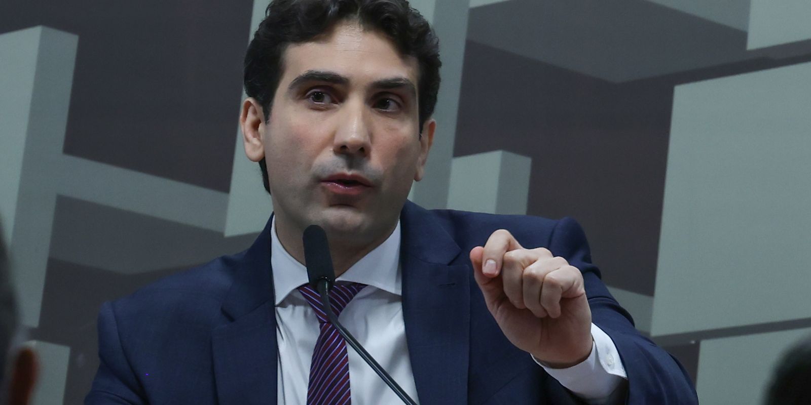 Galípolo critica empresas que pressionam por uso indevido do FGC