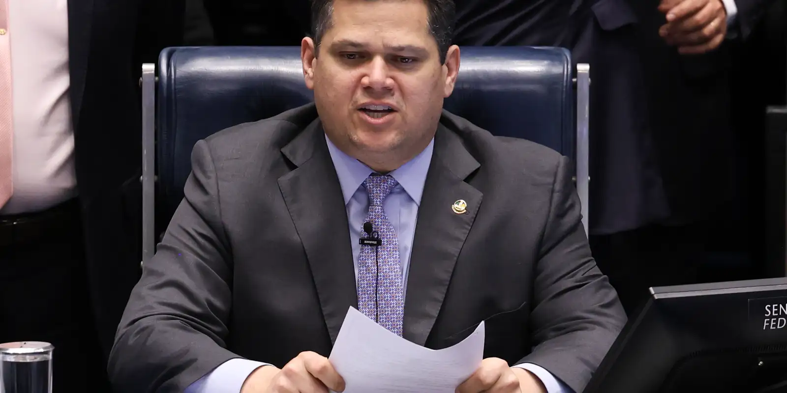 Governo cobra de Alcolumbre comissão da taxa das blusinhas no Congresso