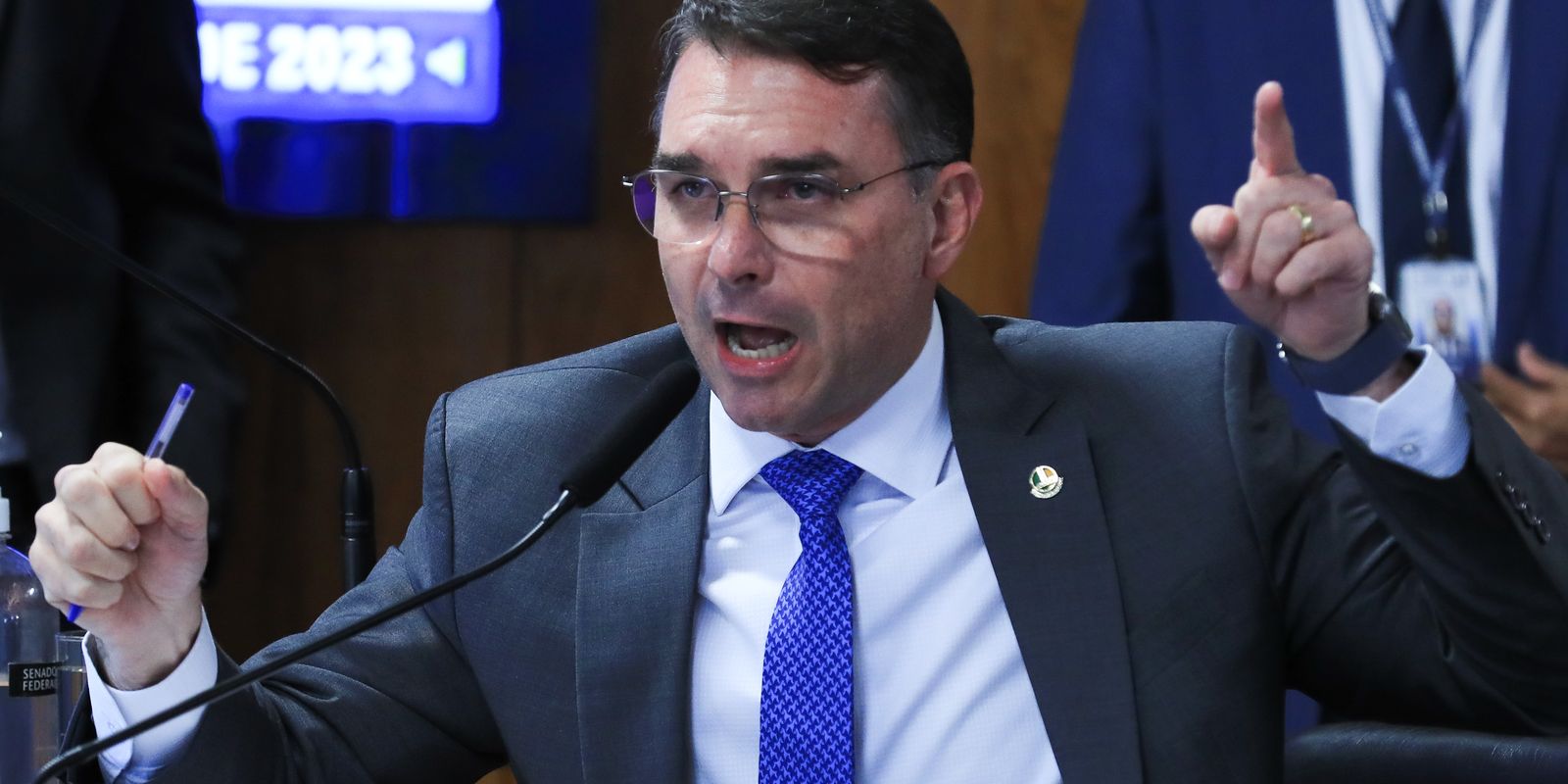Missão aciona o TSE para apurar suspeita de filiação falsa de Flávio Bolsonaro
