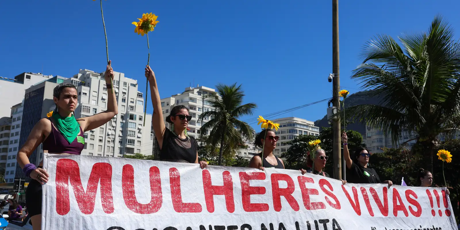Mulheres protestam no país inteiro para pressionar votação do PL da Misoginia