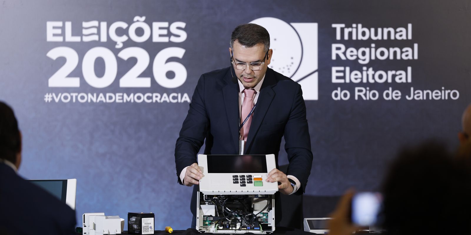 TRE-RJ desmonta urna eletrônica em evento para reafirmar a segurança do voto
