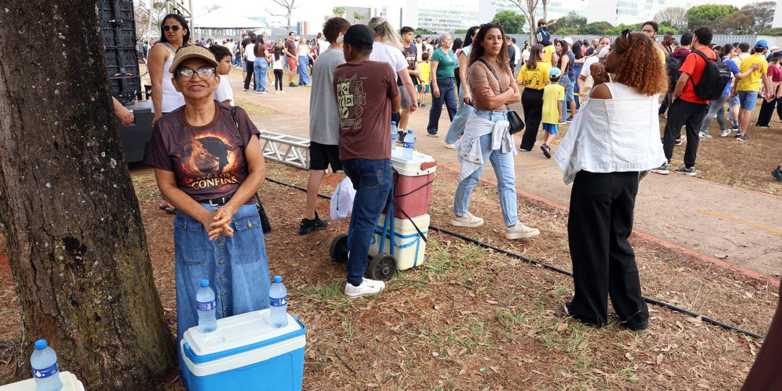 Ambulantes enfrentam jornada exaustiva no 7 de Setembro em Brasília em busca de sustento
