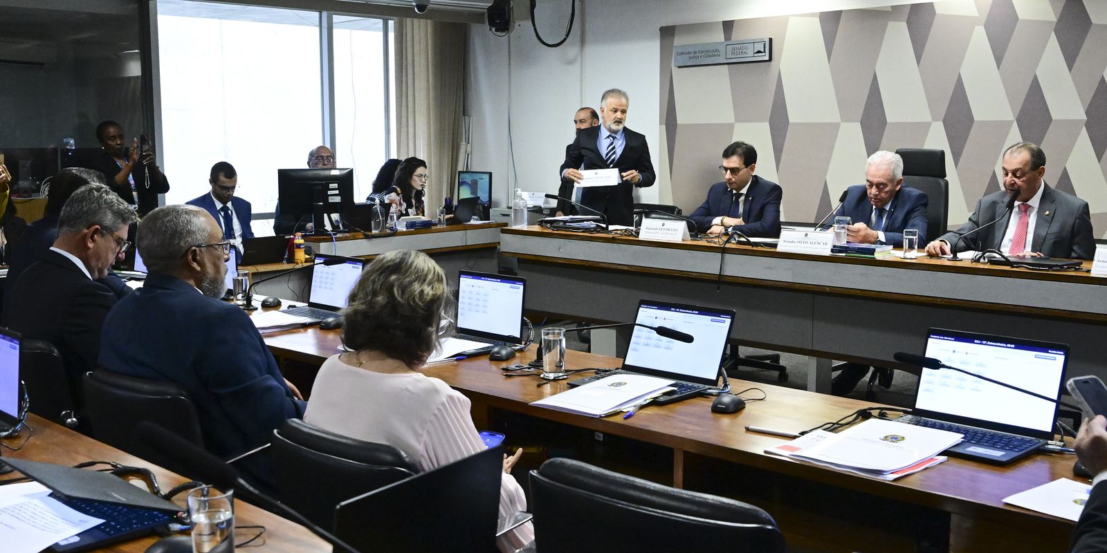 CCJ do Senado aprova proposta que decreta o fim da jornada 6x1 no país