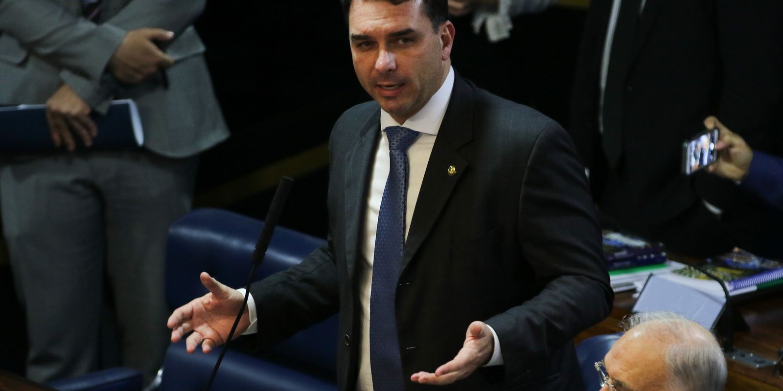 Defesa de Flávio Bolsonaro tenta mudar relator de investigação sobre o filme Dark Horse